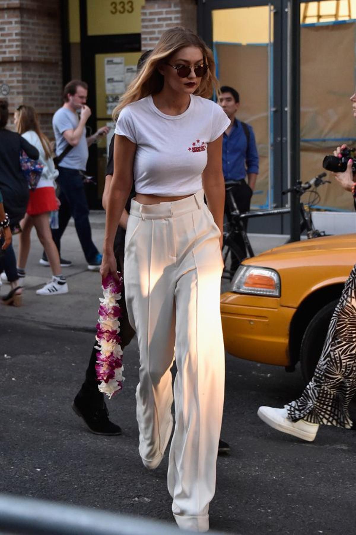 Gigi Hadid con look en blanco