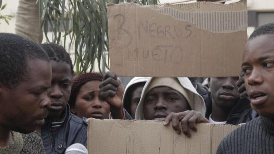 Conocidos de los inmigrantes fallecidos protestan en Melilla.