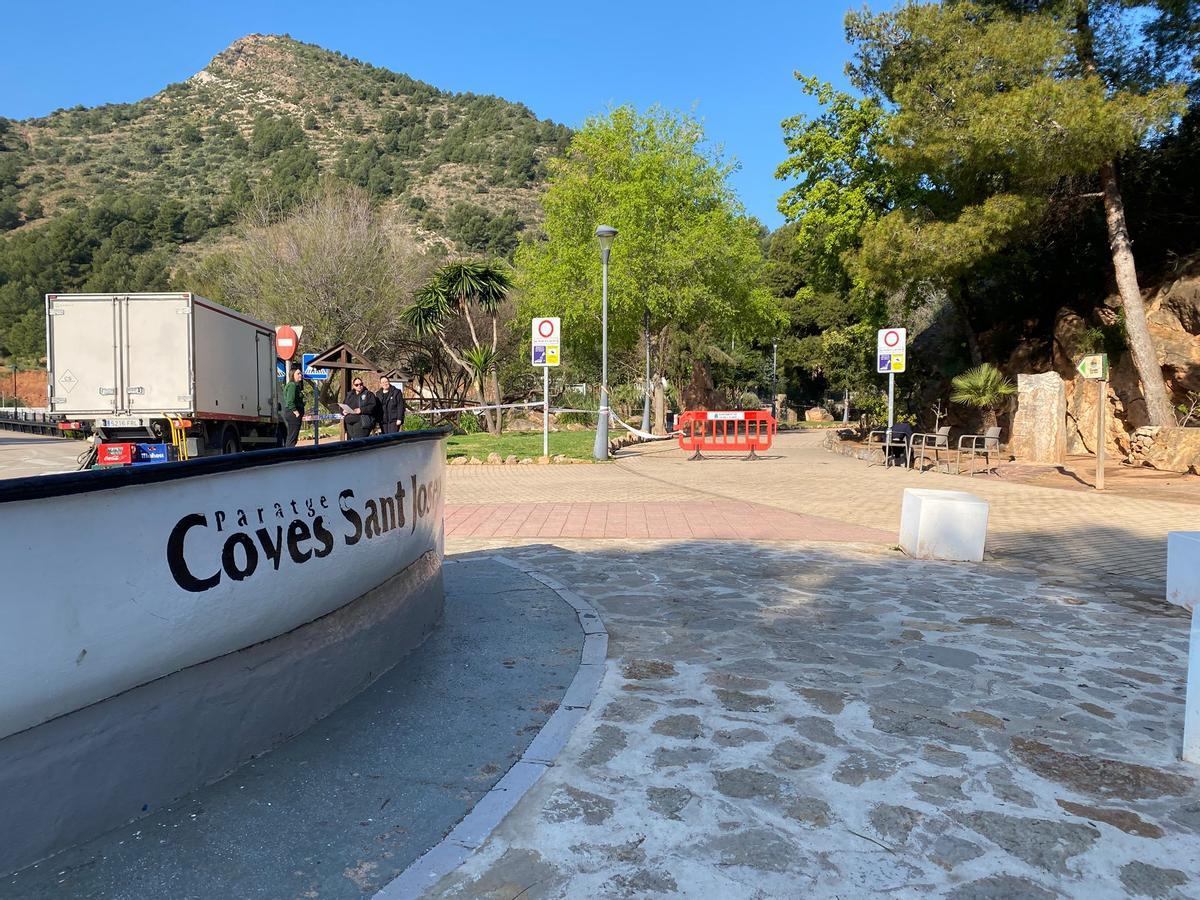 Acceso cortado en les Coves de Sant Josep por la grabación del programa