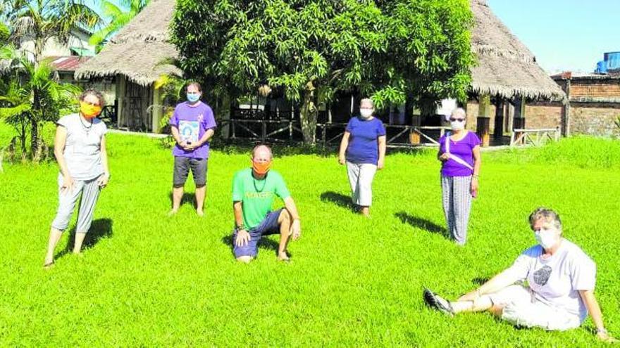 Fernando López, en el centro de la imagen con una rodilla en el suelo, posa rodeado de miembros del Equipo Itinerante de la Amazonía, al que pertenece, en una foto tomada en Brasil.