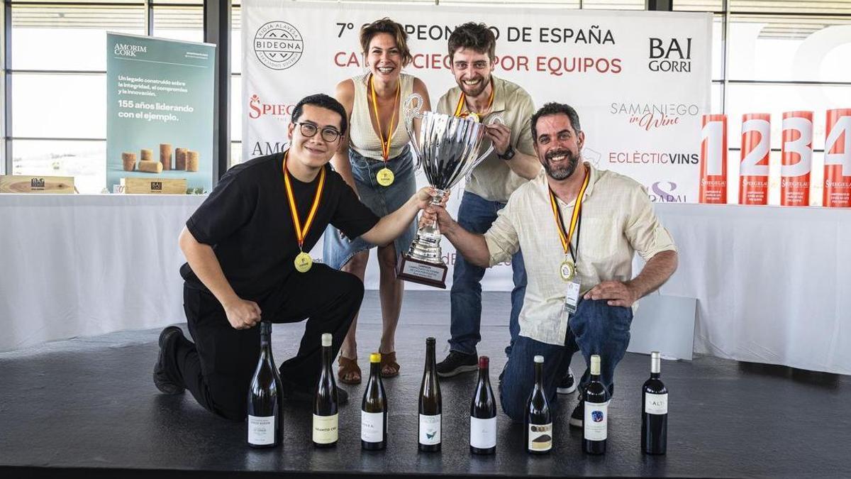 David Selma, primero por la derecha, agachado, sostiene el trofeo de campeón.