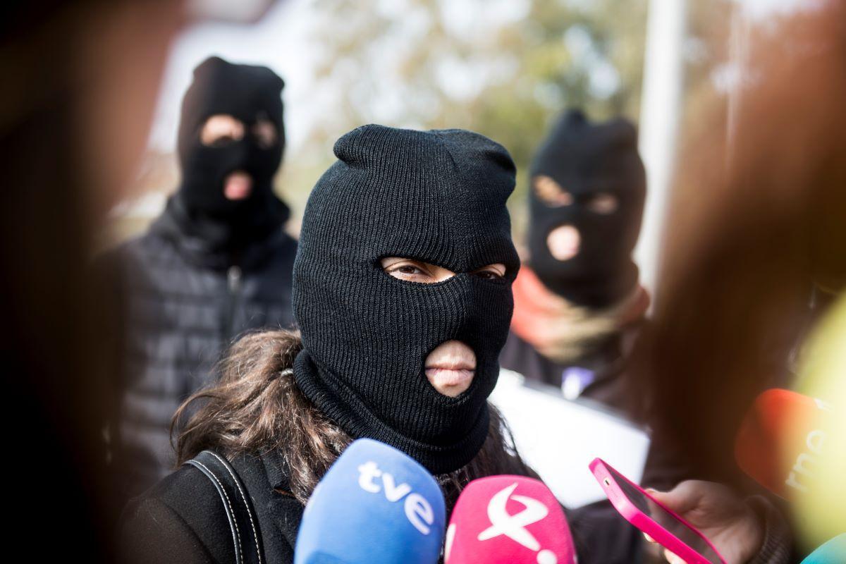 Una de las mujeres abolicionistas respondiendo a los medios de comunicación.