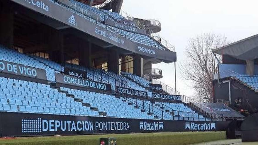 Trozos de la cubierta arrancados por el viento sobre el terreno de juego del estadio.