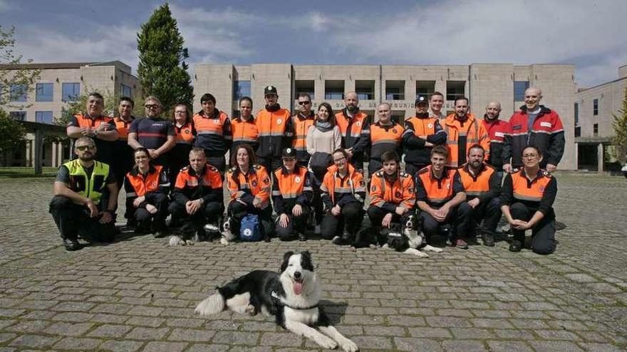 Participantes en el simulacro, con unidades caninas y drones de la Axega. // Bernabé/Cris M.V.