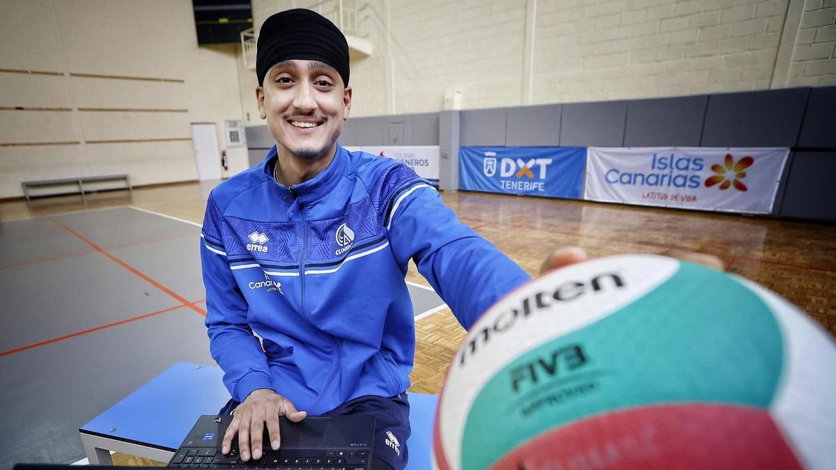 Navreet Singh, en el Ríos Tejera, combina el voleibol con las criptos.