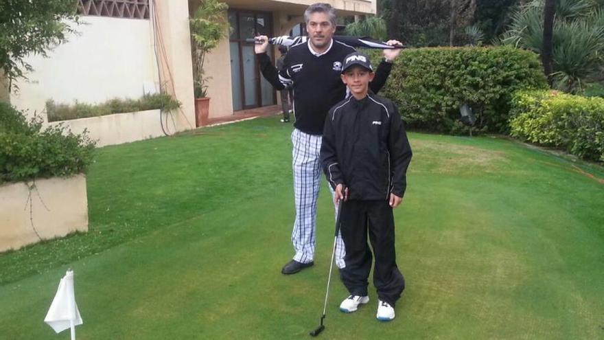 Ángel Pérez posa con Fredy Borras, el profesional que le da clases en Hacienda del Álamo.