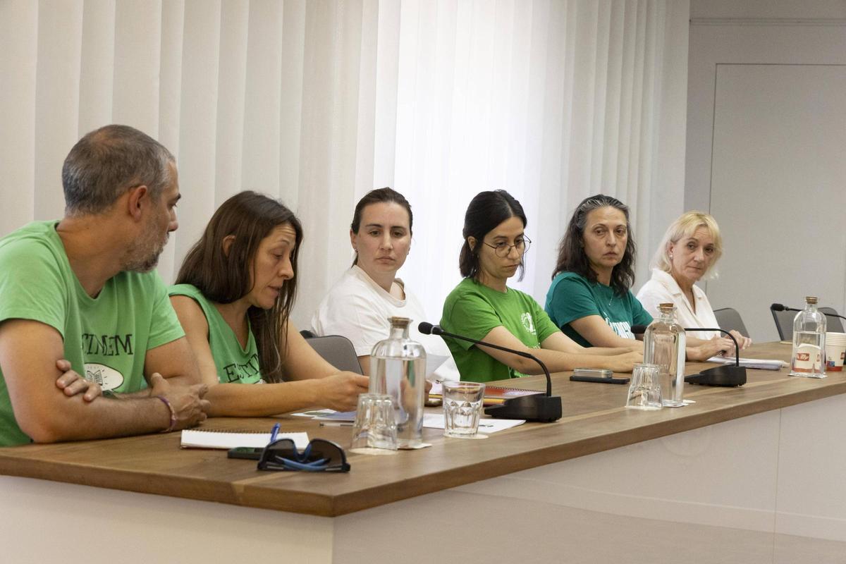 Una profesora lee el escrito unitario de las asambleas docentes en el Consell Escolar de Xàtiva.