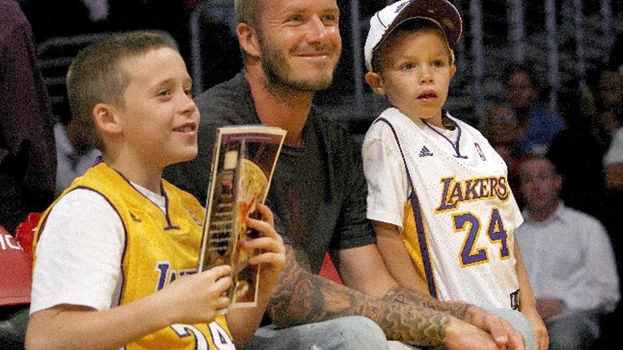 El jugador de fútbol de Los Ángeles Galaxy, David Beckham y su mujer Victoria han matriculado a su hijo Cruz en una selecta escuela judía.