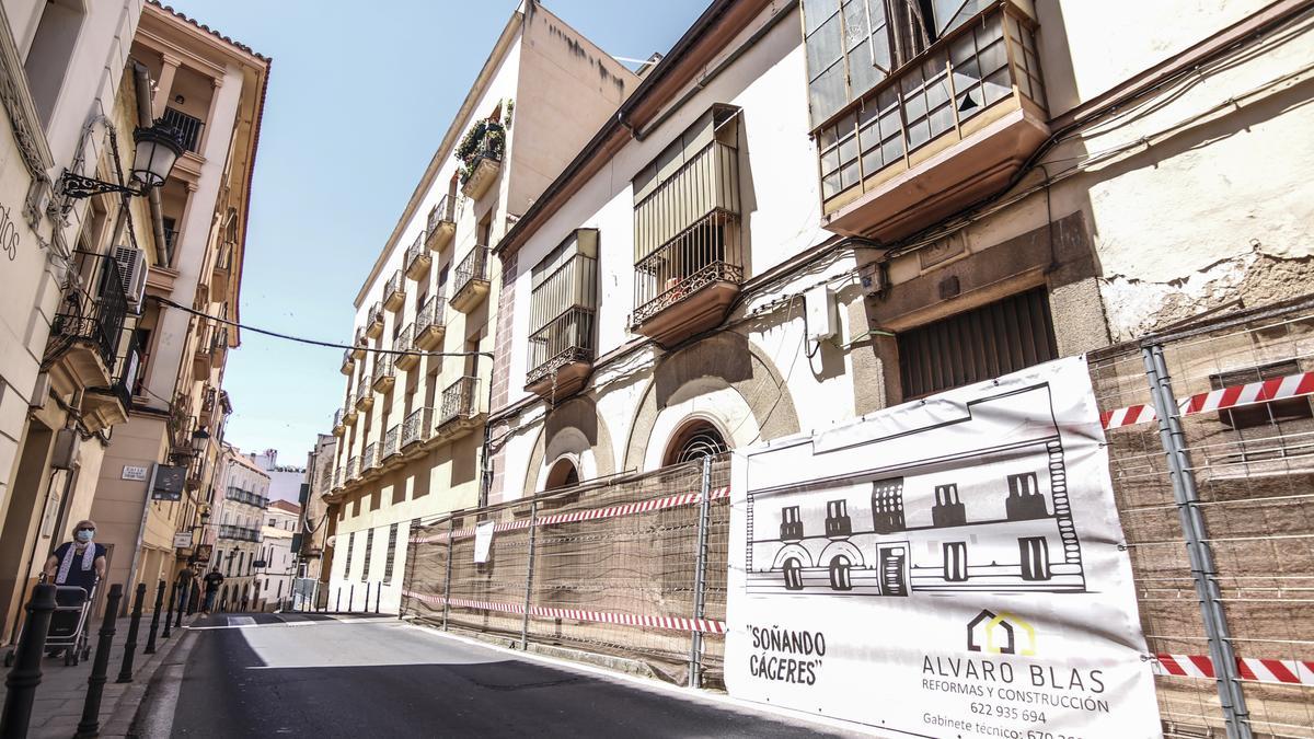 Obras de apartamentos turísticos en la calle Parras.