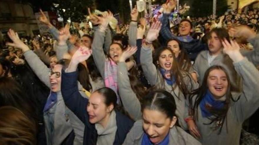 Los falleros y falleras de la Vila Nova celebran la segunda victoria consecutiva de esta comisión en Especial, ayer, en la plaza Major.