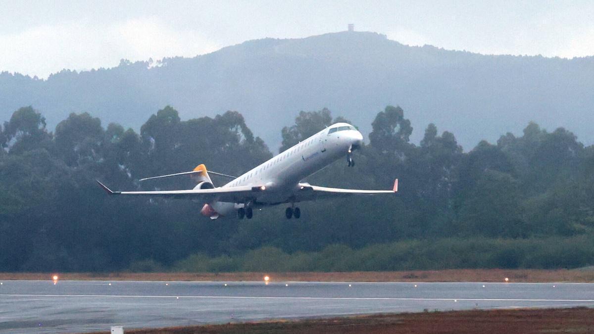 Último vuelo de la ruta entre el aeropuerto de Peinador y el de Santander el pasado 30 de agosto.