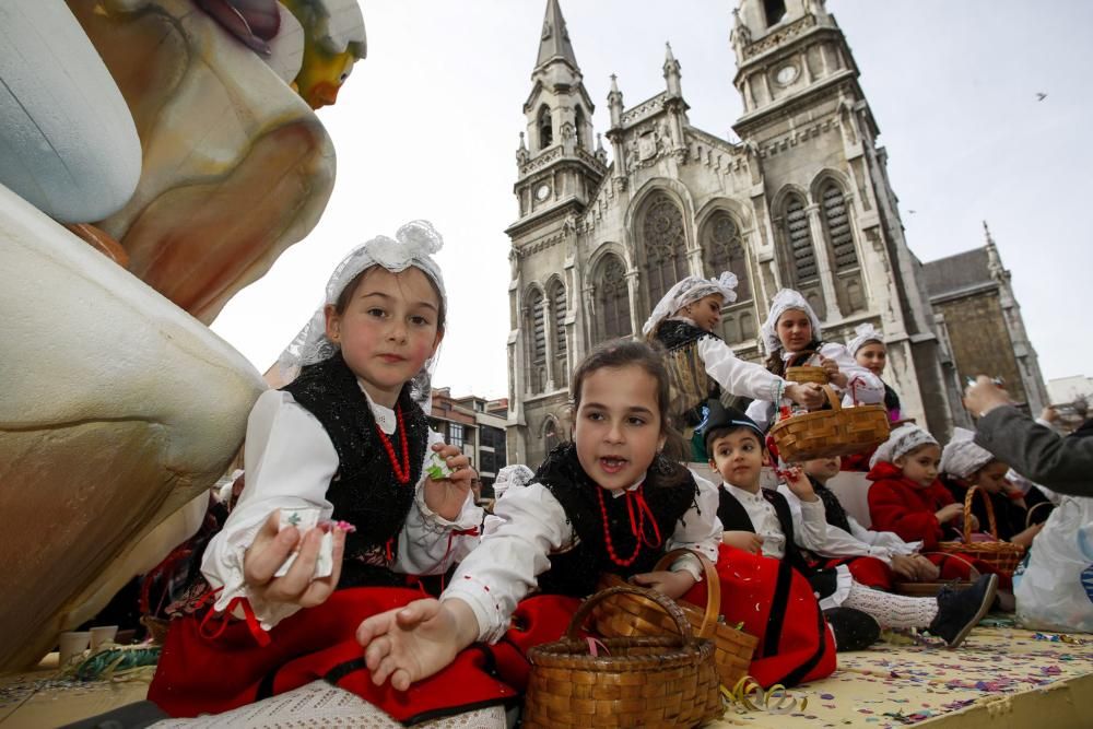 Desfile de carrozas el Lunes de Pascua en Avilés