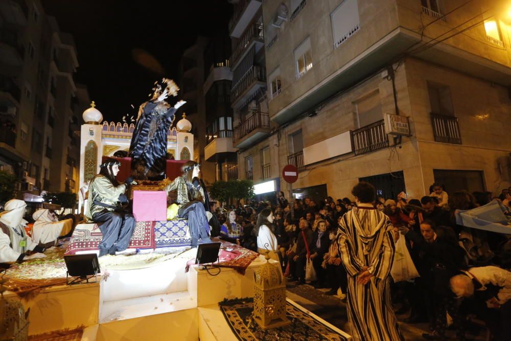 La cabalgata de los Reyes Magos en Elche ha recorrido el centro de la ciudad con 13 carrozas y más de 600 personas