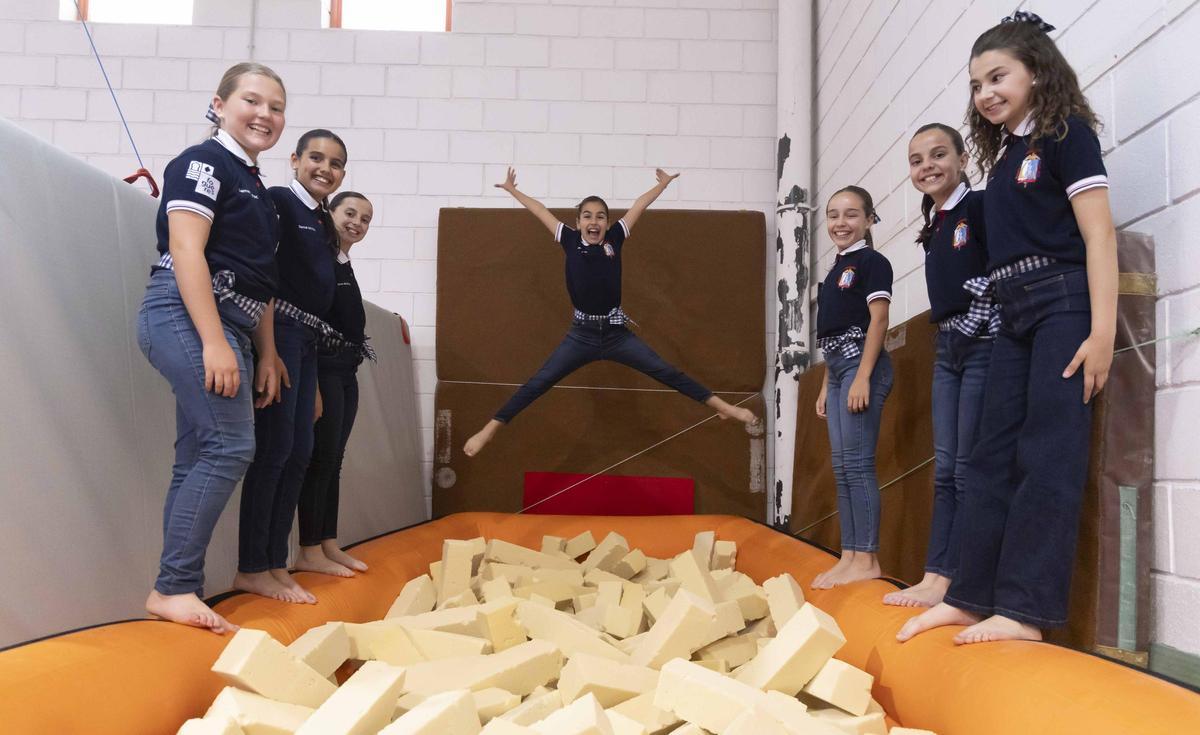 La Bellea del Foc infantil y sus damas de honor se atreven con la gimnasia deportiva