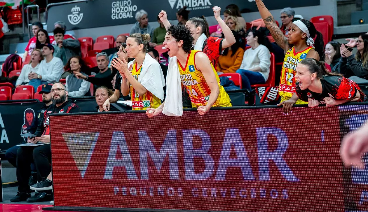 Uni Girona bench celebrates a basket