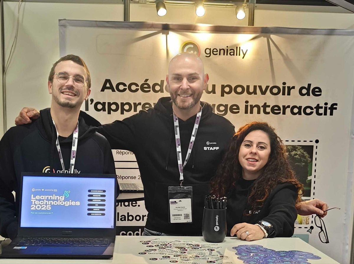 Francia es el país en el que Genially logra más ingresos. En la imagen, durante el Learning Technologies Francia, certamen de referencia en Europa sobre tecnología aplicada a la formación en las empresas, están Aymeric Butot y Nicolás Ceyrat, gestores de clientes de Genially en el mercado francófono, y Johanna Suárez, responsable del desarrollo de Genially para toda Europa.