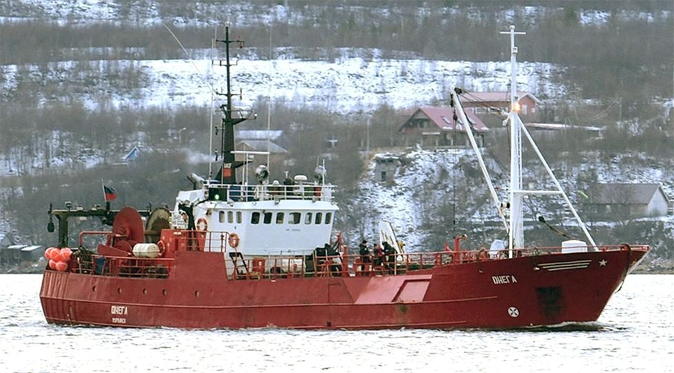 Imagen de un barco pesquero ruso navegando por el mar de Barents.