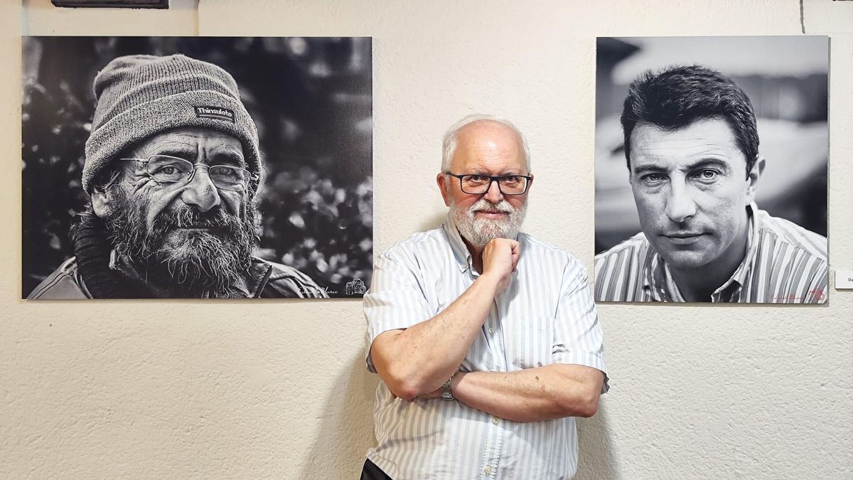 Eduardo Blanco, entre dos de los retratos de su exposición actual en Grado.
