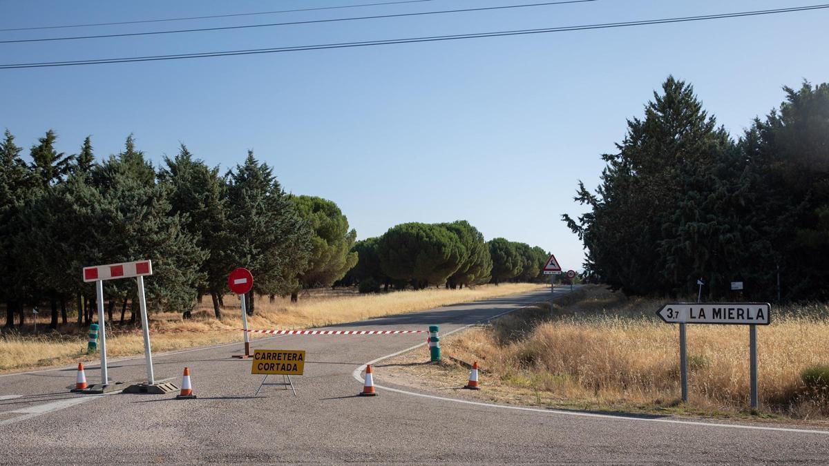 Sucesos.- Regresan a sus casas más vecinos afectados por el incendio de La Mierla, que se mantiene en 32.000 hectáreas