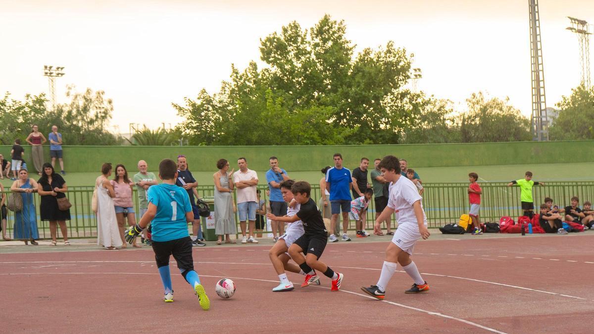 Deportistas participantes en las 24 horas deportivas de Ontinyent durante un partido.