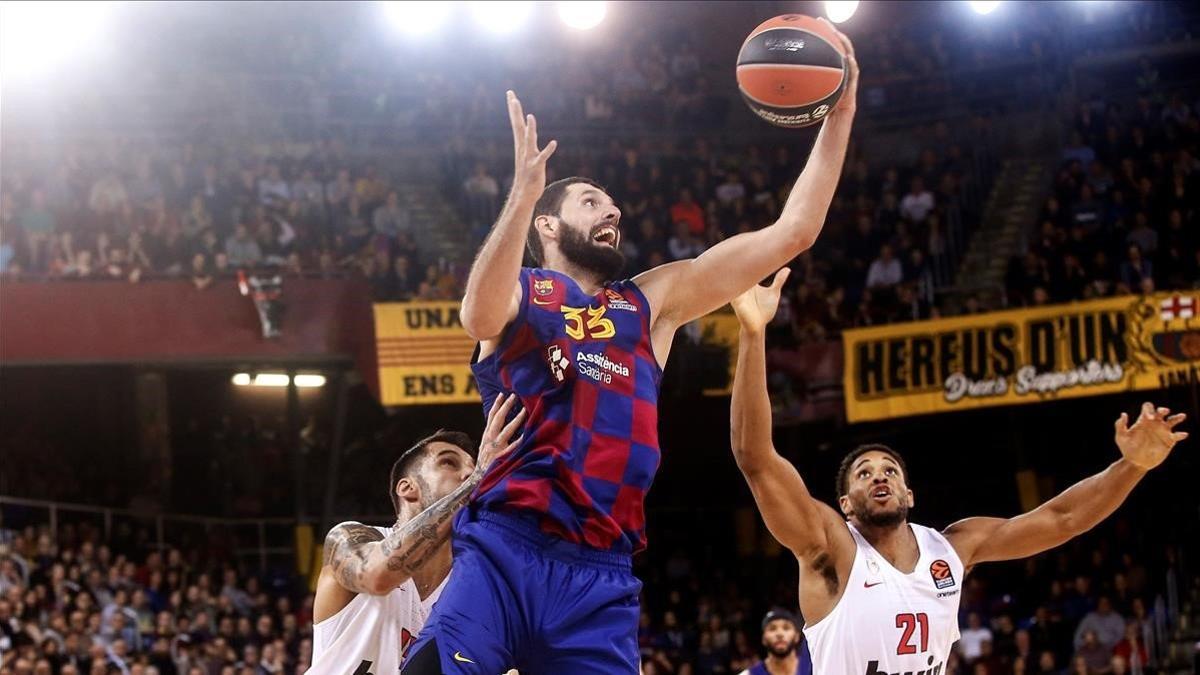 Mirotic entra a canasta entre Printezis y Rubit en el Palau Blaugrana.