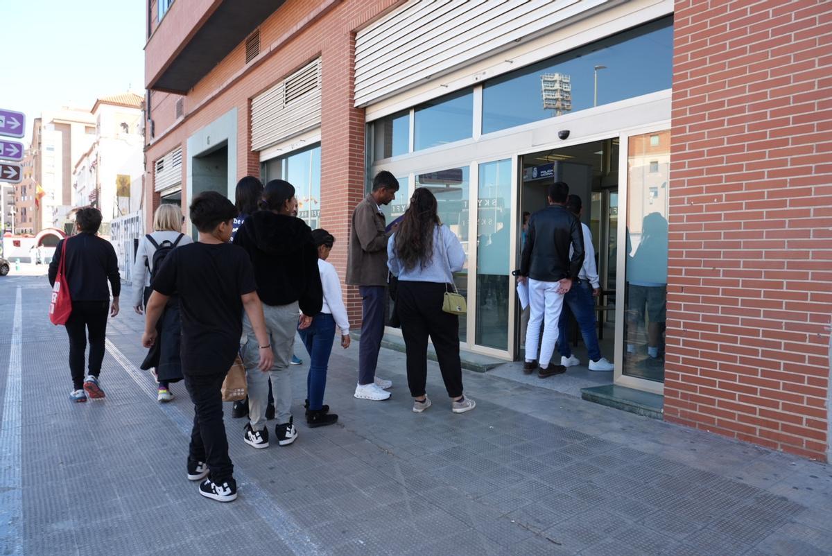 Colas de inmigrantes en Castellón