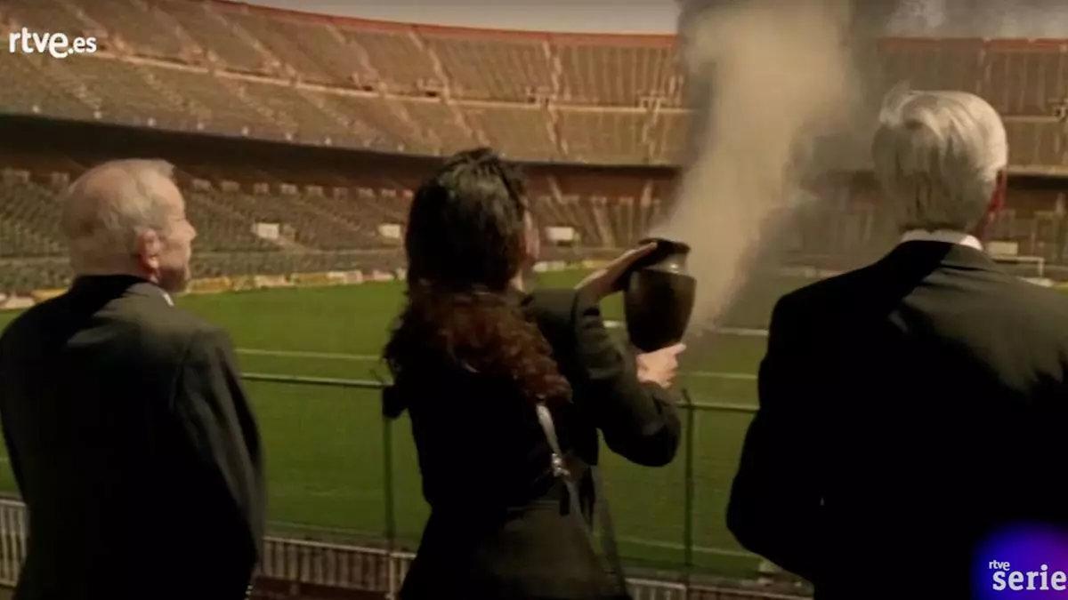 Paquita esparce las cenizas de Miguel en 'Cuéntame cómo pasó'.