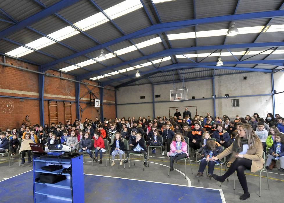 Visita del jugador de baloncesto Saúl Blanco al colegio Lastra de Mieres