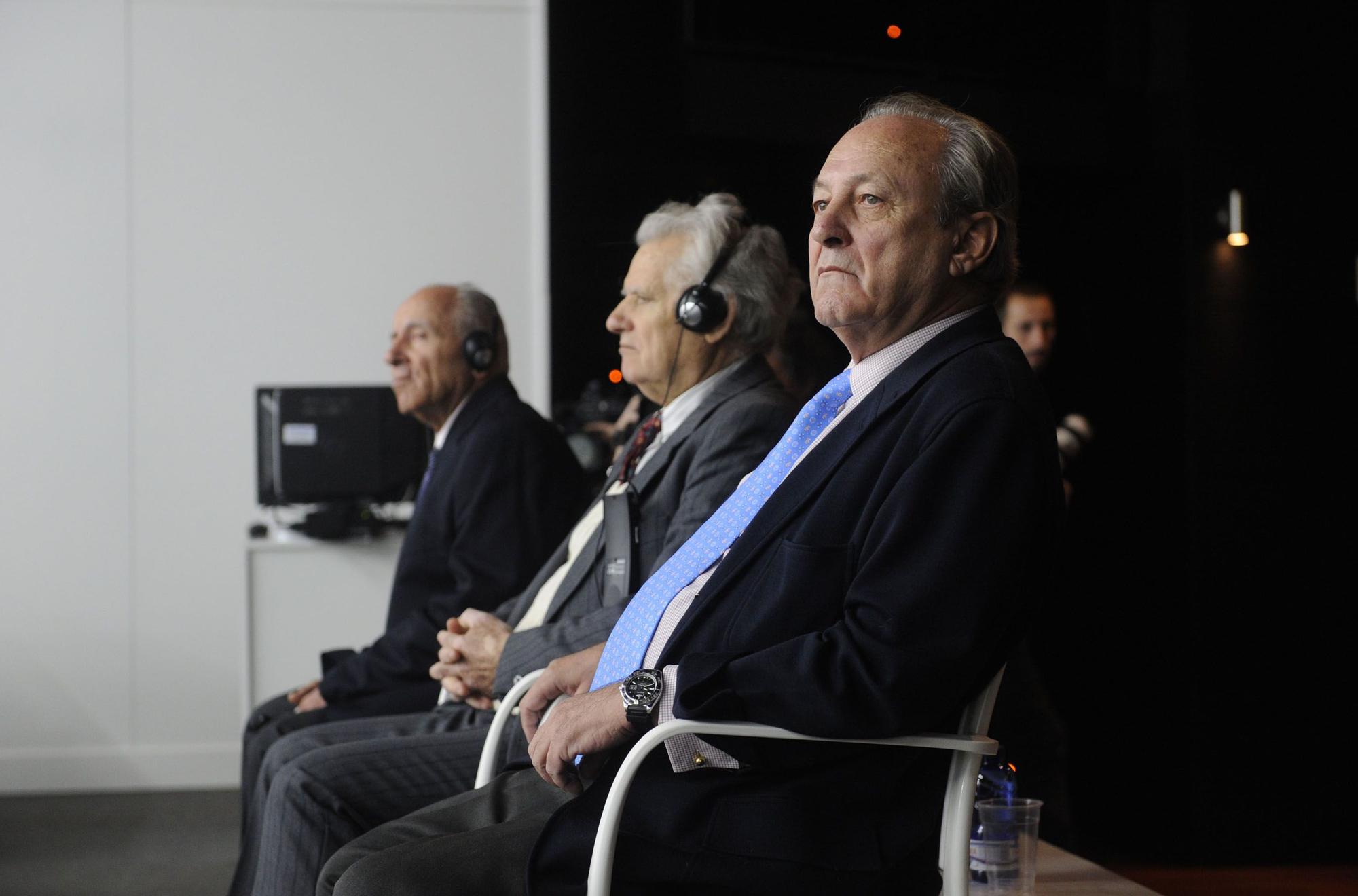 Juicio por el &#039;Prestige&#039; en las instalaciones de Expocoruña en noviembre del 2012. En la imagen, López-Sors, sentado junto al capitán, Apostolos Mangouras (al fondo), y al jefe de máquinas, Nikolaos Argyropoulos.