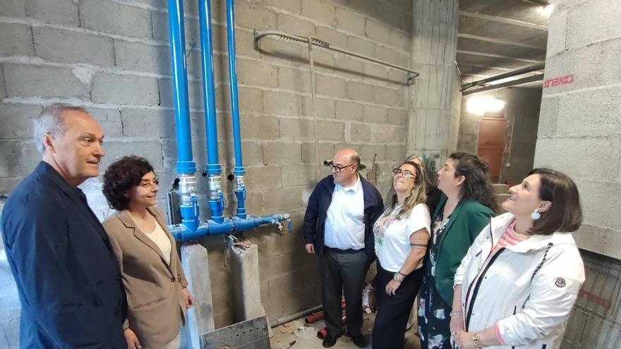 Agustín Reguera visita el IES Johan Carballeira para comprobar el resultado de las obras de mejora de la red de agua