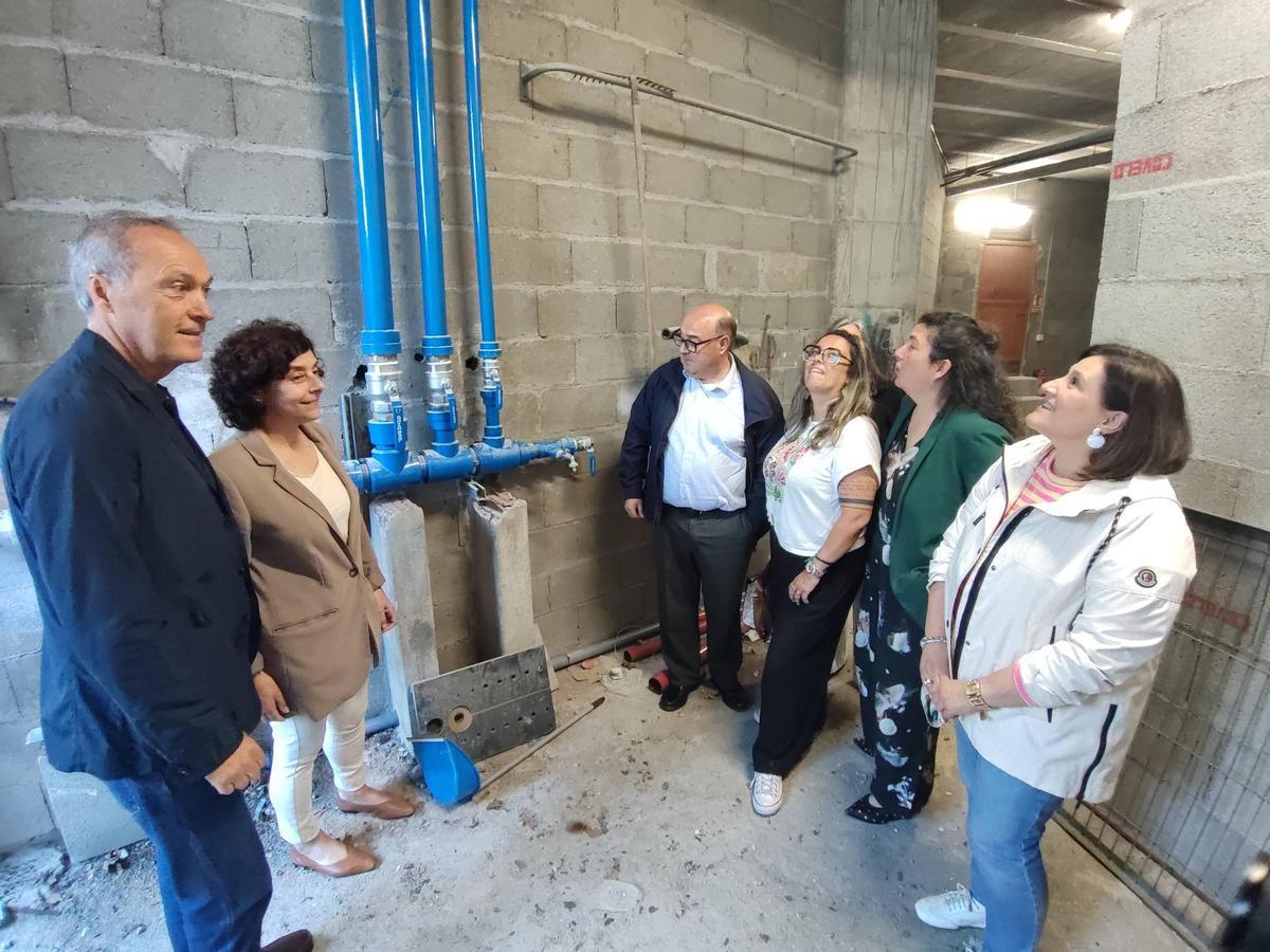 Agustín Reguera y César Pérez Ares durante un momento de su visita a las instalaciones del IES Johan Carballeira.