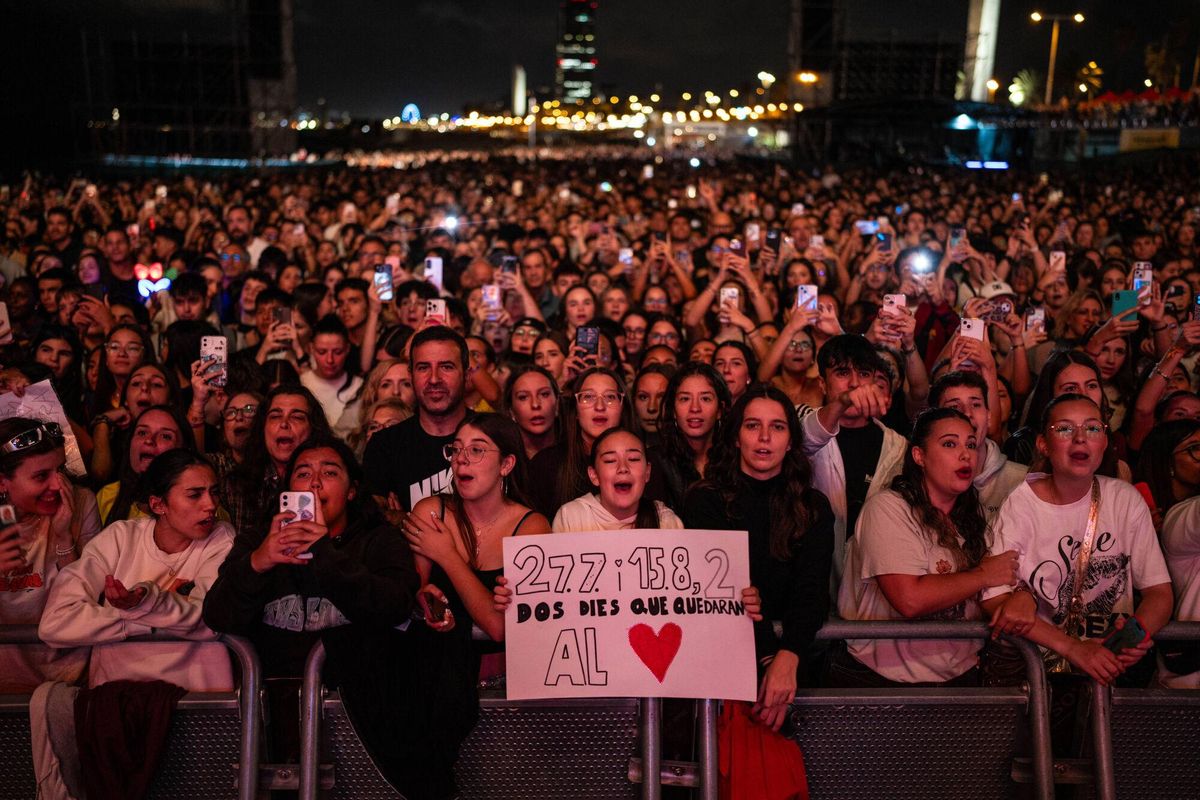 "Parece que la felicidad no vale si no tiene público" "Parece que la felicidad no vale si no tiene público"