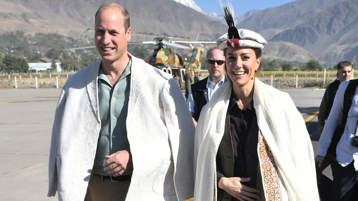 Los duques de Cambridge luciendo el sombrero tradicional de Chitral (Pakistán)