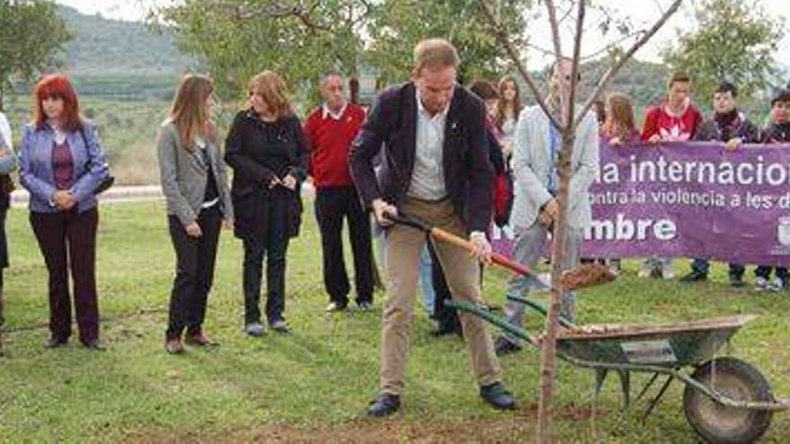 El alcalde de la Vall d’Uixó ha participado en el acto de conmemoración a las mujeres víctimas de la violencia de género