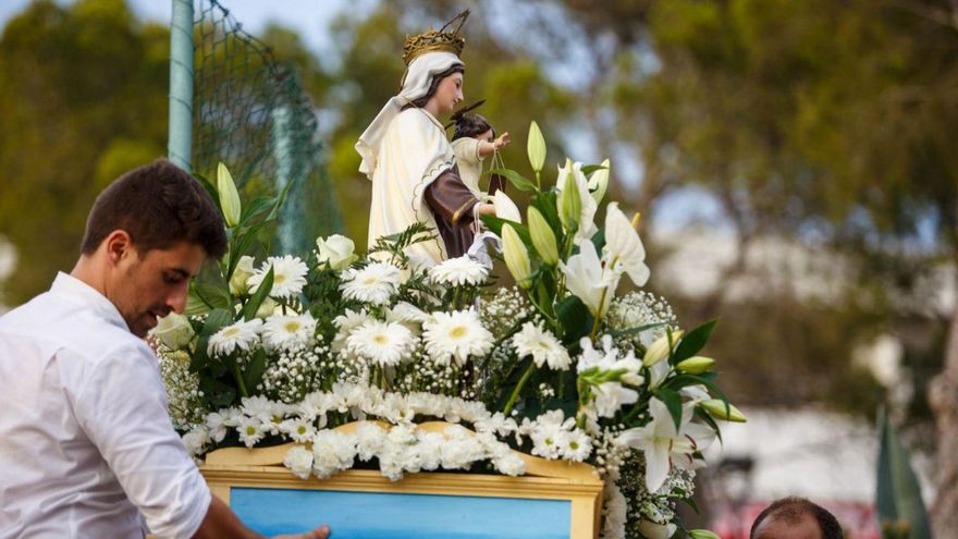 Un momento del porteo de la Virgen del Carmen. | D.I-
