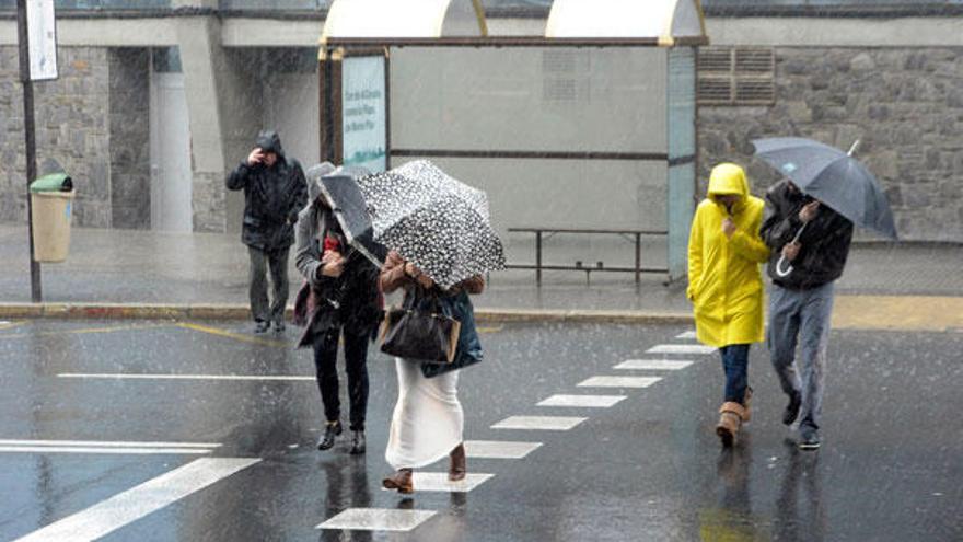 Peatones bajo la lluvia en Riazor (A Coruña).