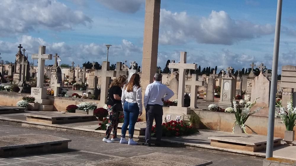 Familiares en el cementerio de Campos.