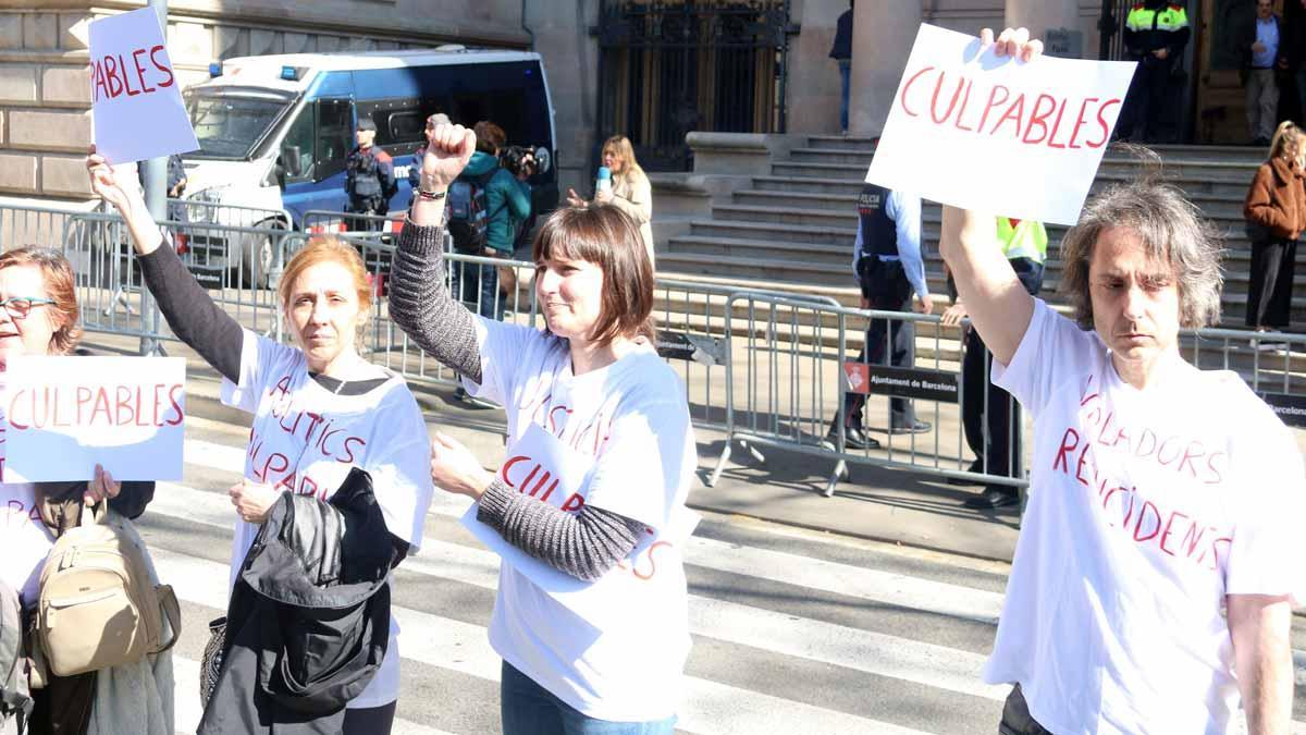 Declaraciones de Montse, una de las víctimas del ’violador de Martorell’ (en la foto, con el puño levantado), a las puertas del Palau de Justícia de Barcelona.