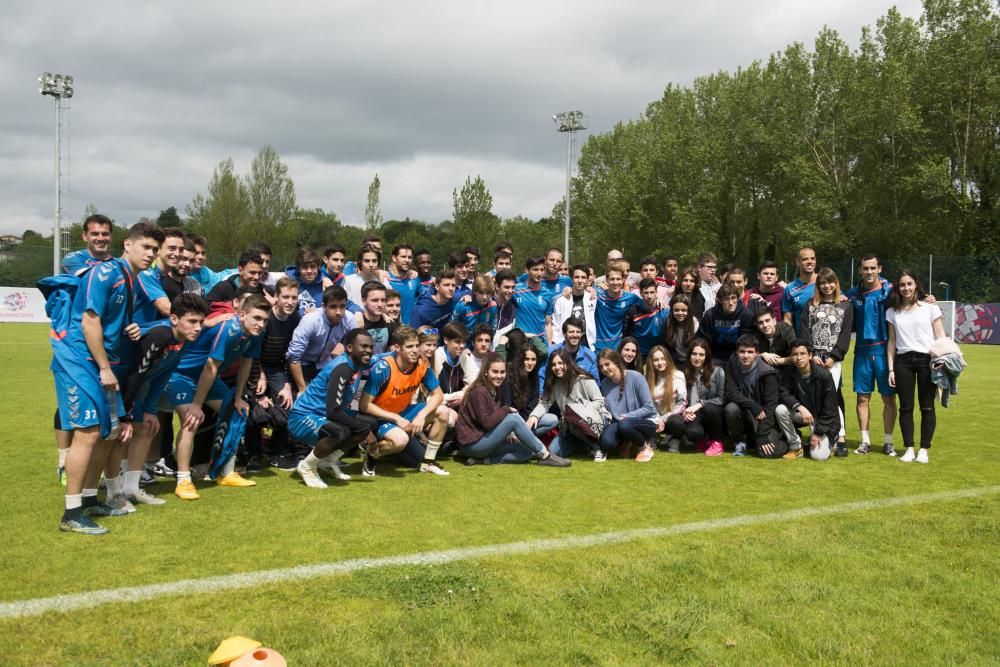 Entrenamiento del Real Oviedo y alumnos del Loyola