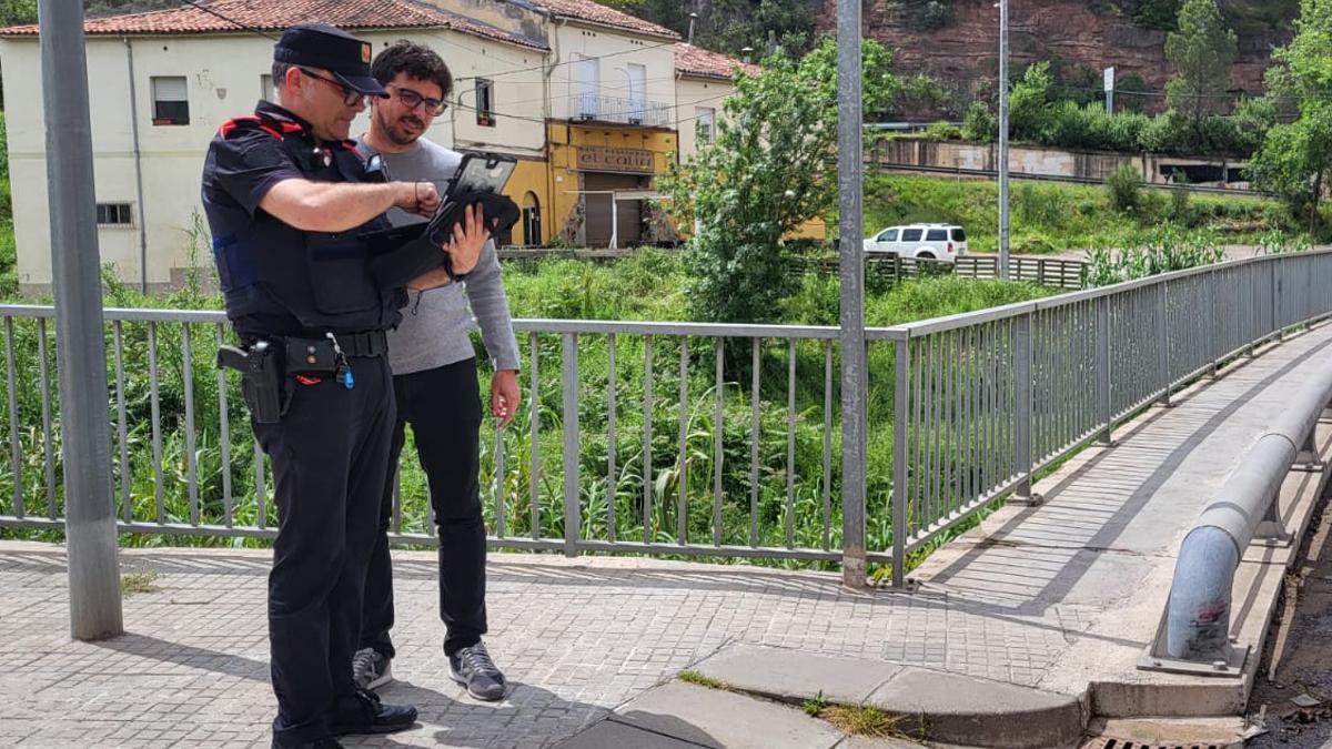 L'alcalde Adrià Valls en la visita a una de les càmeres instal·lades