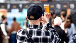 Un visitante en una edición anterior del Barcelona Beer Festival.