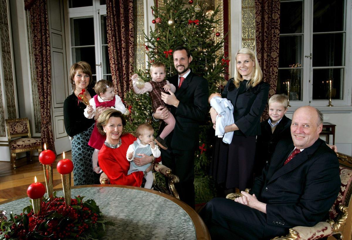 OSL101 OSLO (NORUEGA) 19.12.05.- Los miembros de la familia real noruega posan en el Palacio Real en Oslo, hoy lunes 19 de diciembre. (I-D) La princesa Marta Luisa con su mujer Maud Angelica, la reina Sonia con Leah Isadora (hija de la princesa Marta Luisa y Ari Behn), el príncipe heredero Haakon con su mujer, la princesa Ingrid Alexandra, la princesa heredera Mette-Marit con su hijo, el príncipe Sverre Magnus, Marius (hijo de la princesa Mette-Marit), y el rey Harald. EFE/Bjorn Sigurdson/POOL ***PROHIBIDO SU USO EN NORUEGA***. 20/12/05MONARQUIA NORUEGUESA. FAMILIA REAL NORUEGA. FELICITACIONES NAVIDEÑAS