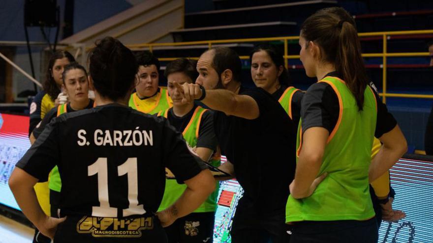 Pablo Rivas da instrucciones a sus chicas. | A. B.