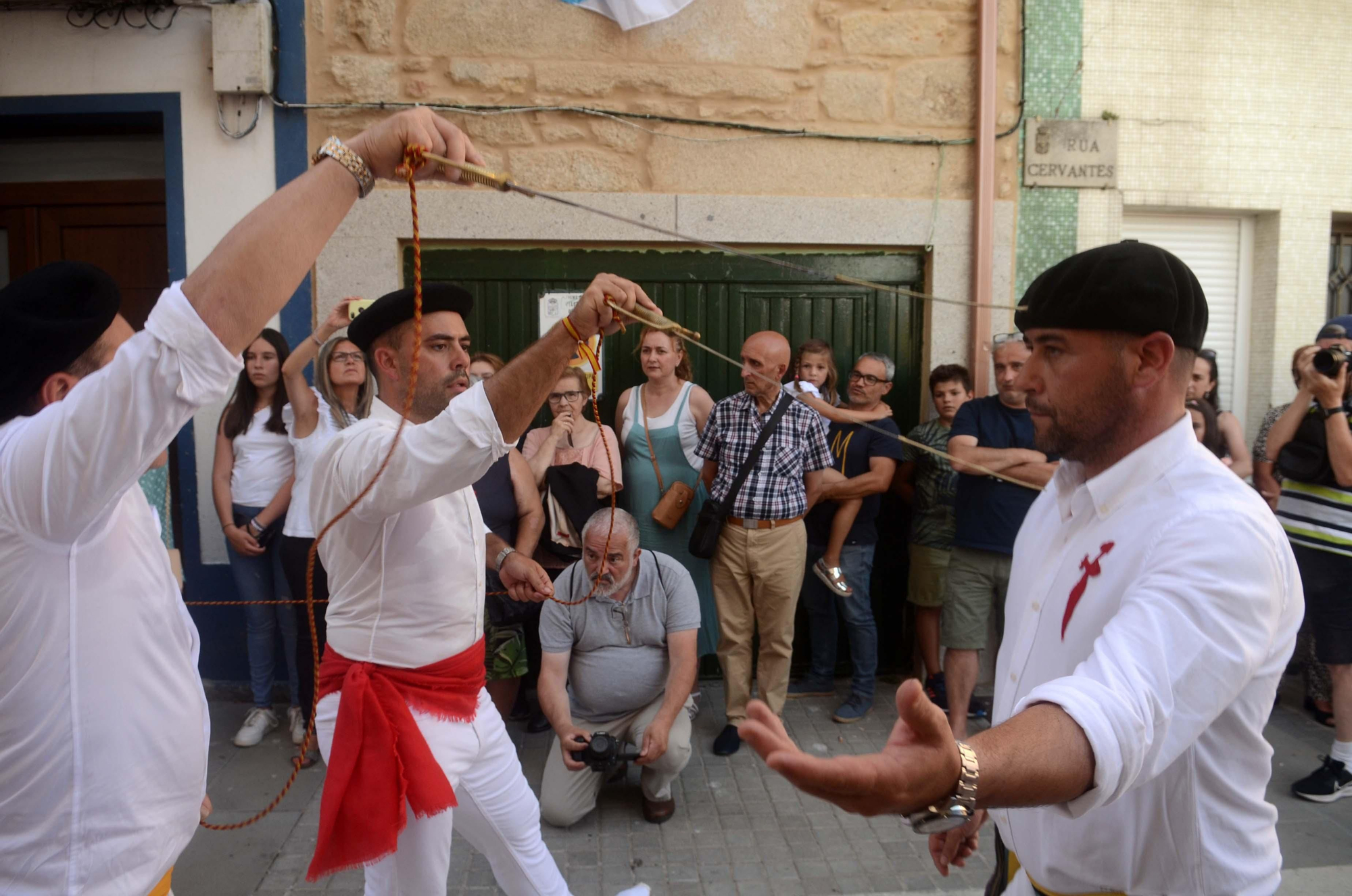 La "Danza de las Espadas" recupera en Carril todo su esplendor