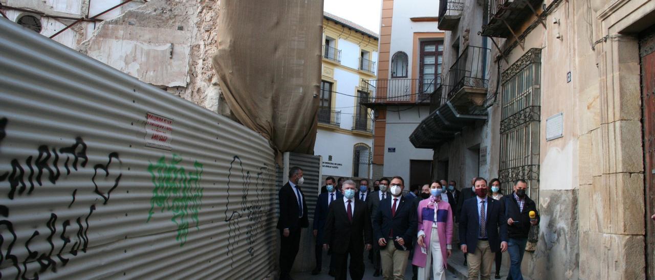 José Vélez, Diego José Mateos, Pilar Llop y Francisco Morales junto a los andamios de la calle Selgas.