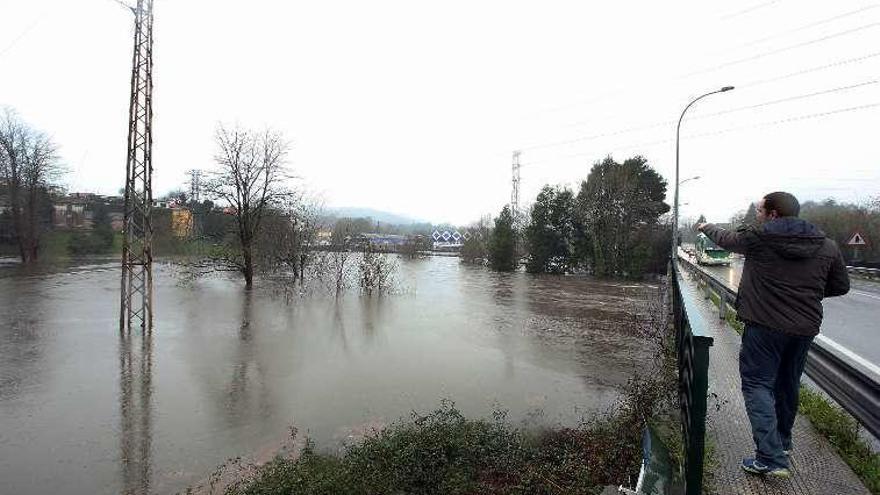 Los bomberos rescatan a dos personas en Ponteareas