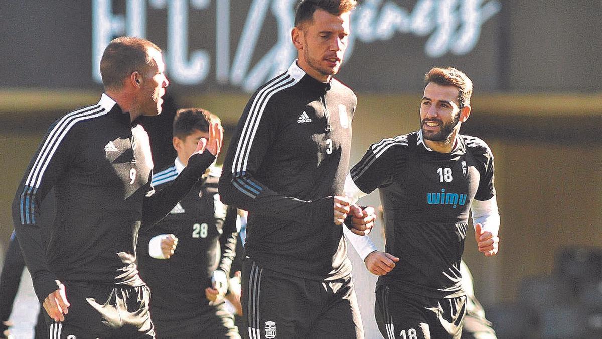 Pedro Alcalá con Ortuño y Antoñito en un entrenamiento. | PRENSA FC CARTAGENA