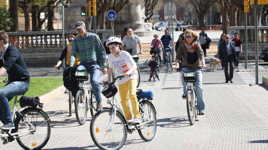 Los ciclistas menores deberán llevar casco en las vías urbanas