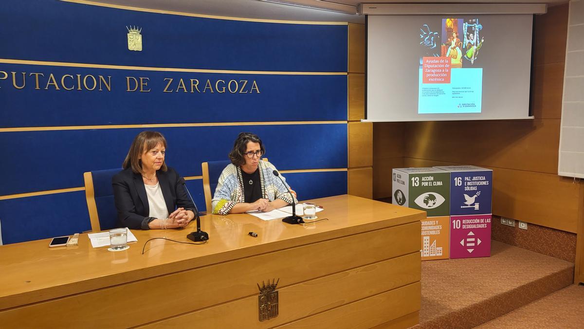 (De izda. a dcha.) Charo Lázaro e Isabel Soria, este lunes, durante la presentación de las ayudas en la Diputación Provincial de Zaragoza.