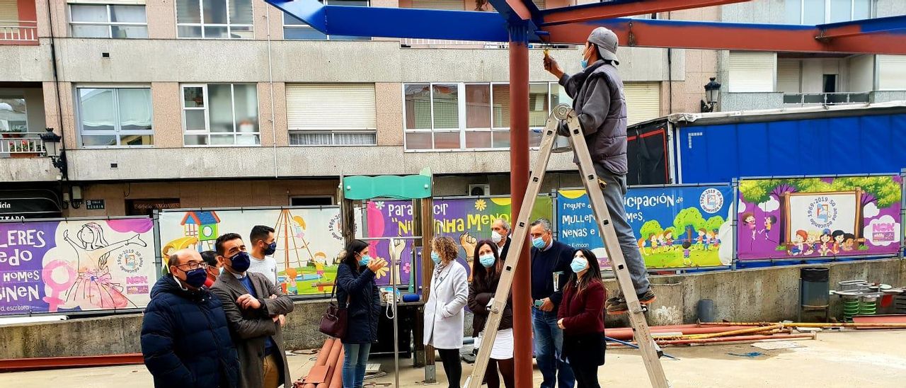 Supervisión de las obras del patio cubierto del CEIP Plurilingüe Nosa Señora dos Remedios, ayer. / FdV